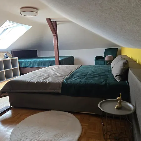 Apartment Exklusives 2 Dachstudio Mit Kamin Perfekte Lage Fuer Phantasialand Und Koeln Messe Inkl Parkplatz Und Vollausstattung *
