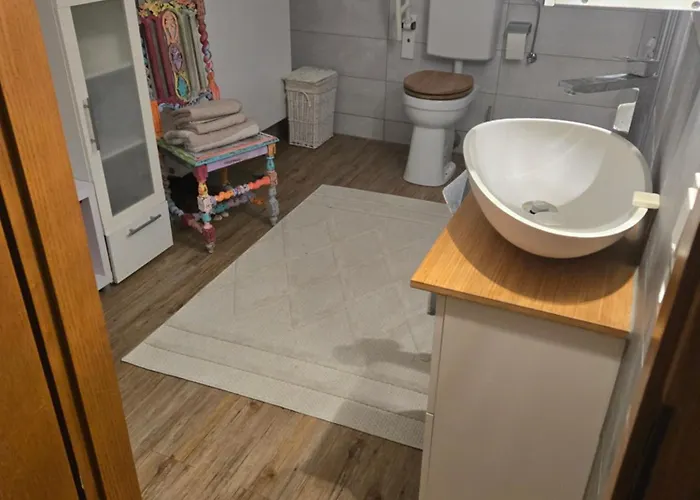 Apartament Exklusives 2 Dachstudio Mit Kamin Perfekte Lage Fuer Phantasialand Und Koeln Messe Inkl Parkplatz Und Vollausstattung Norvenich